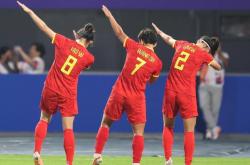 女足比赛全场观众尖叫，现场气氛高潮